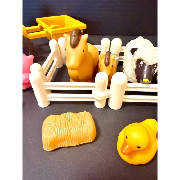 Battat Little Farmer’s Playset Farm Set with 21 pcs tractor wagon farmer animals - Picture 4 of 6